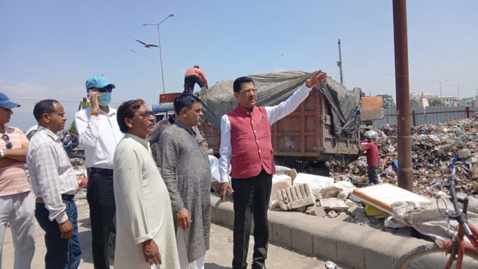 kargi-garbage-dump-dehradun-suryakant-dhasmana-inspection