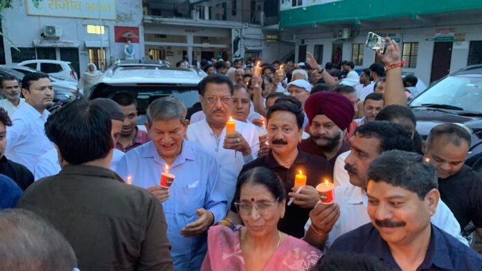 वोट चोर गद्दी छोड़: देहरादून में कांग्रेस का विशाल कैंडल मार्च