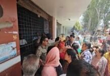 शराब की दुकान के विरोध में ग्रामीणों ने की खुली बैठक