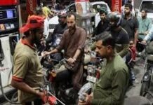 पाकिस्तान में ऊर्जा संकट पेट्रोलियम मंत्री परवेज मलिक ने कबूली लाचारी सिर्फ 5-7 दिनों का कच्चा तेल शेष