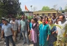 ढिकुली में शराब की दुकान बंद करने की मांग